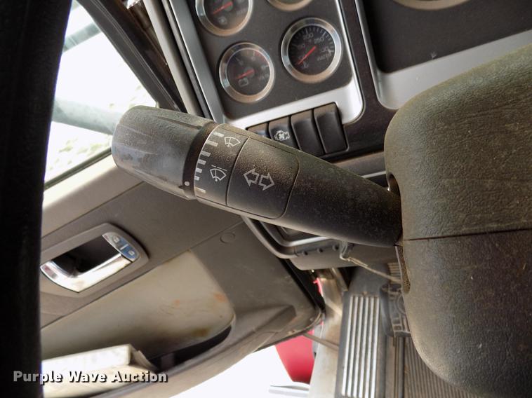 image for item DF4422 2009 Kenworth T800 semi truck