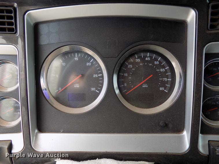 image for item DF4422 2009 Kenworth T800 semi truck