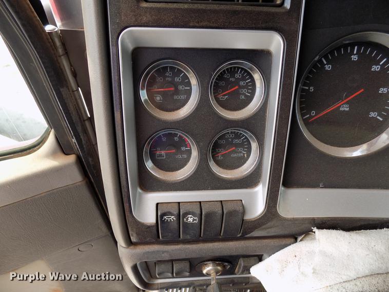 image for item DF4422 2009 Kenworth T800 semi truck