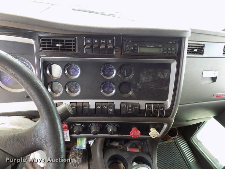 image for item DF4422 2009 Kenworth T800 semi truck