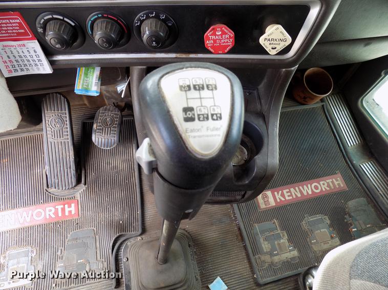 image for item DF4422 2009 Kenworth T800 semi truck