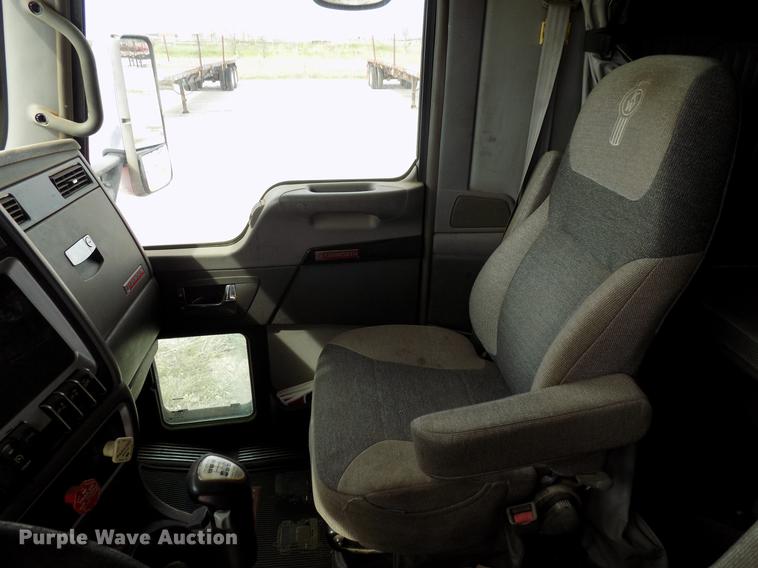 image for item DF4422 2009 Kenworth T800 semi truck