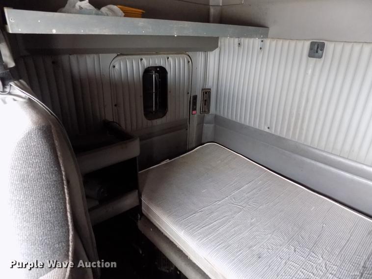 image for item DF4422 2009 Kenworth T800 semi truck