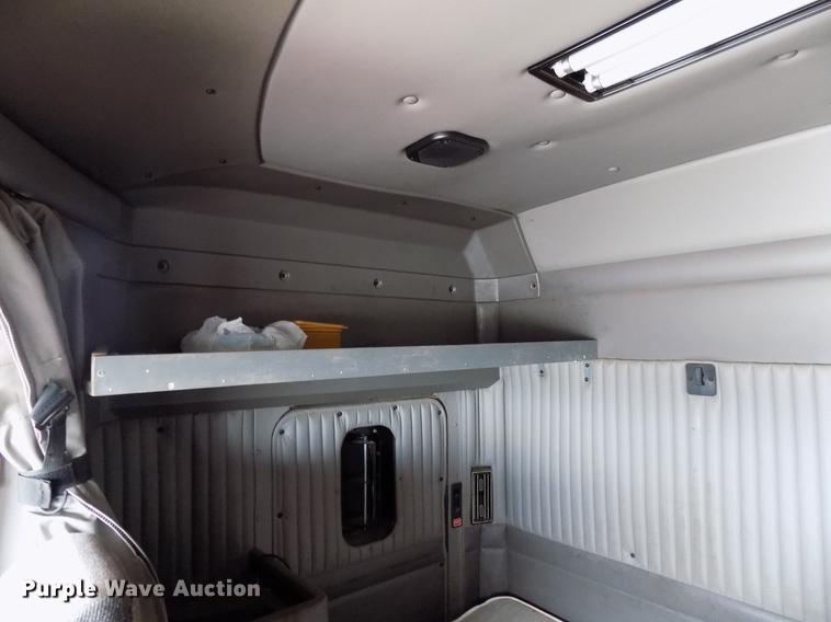 image for item DF4422 2009 Kenworth T800 semi truck