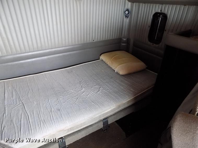 image for item DF4422 2009 Kenworth T800 semi truck