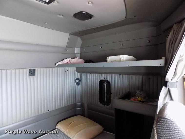 image for item DF4422 2009 Kenworth T800 semi truck