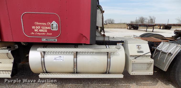 image for item DF4422 2009 Kenworth T800 semi truck