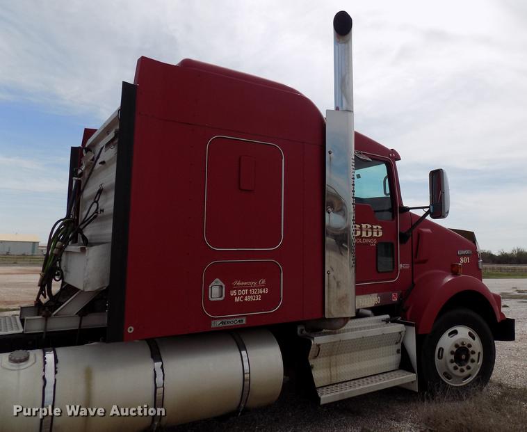 image for item DF4422 2009 Kenworth T800 semi truck