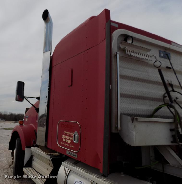 image for item DF4422 2009 Kenworth T800 semi truck