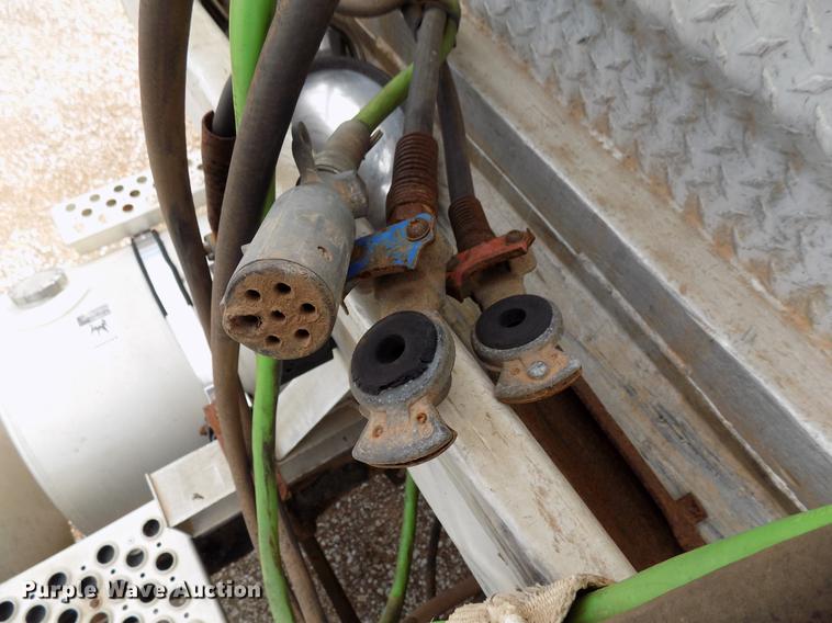 image for item DF4422 2009 Kenworth T800 semi truck