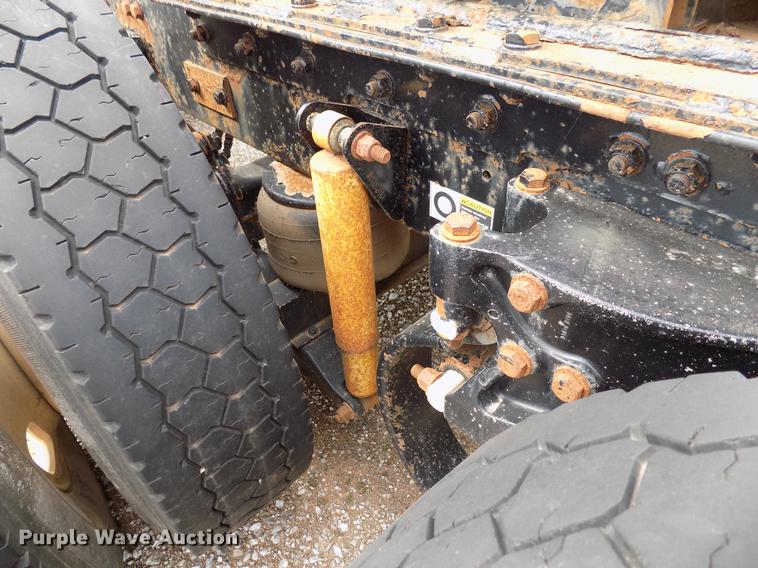 image for item DF4422 2009 Kenworth T800 semi truck