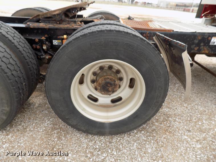 image for item DF4422 2009 Kenworth T800 semi truck