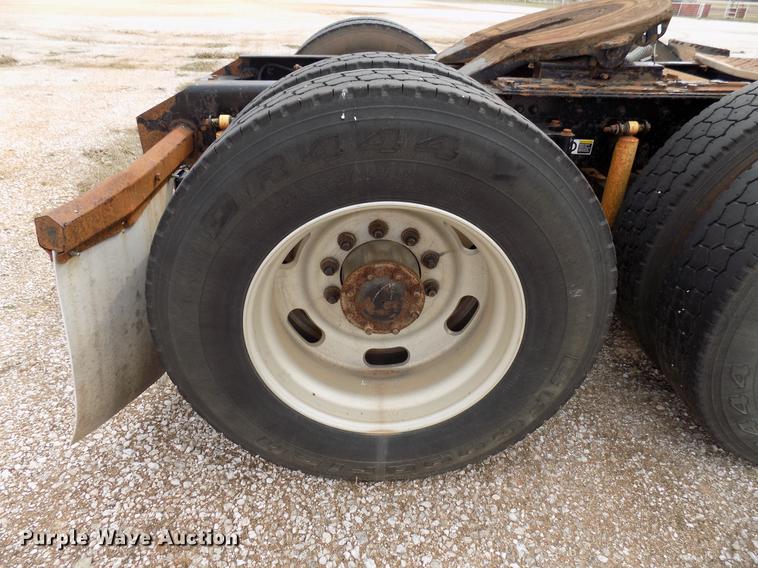 image for item DF4422 2009 Kenworth T800 semi truck