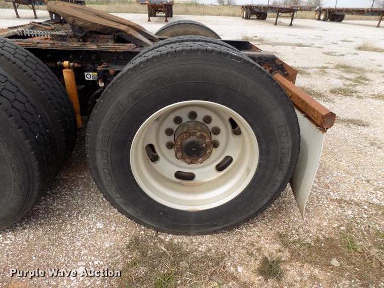 image for item DF4422 2009 Kenworth T800 semi truck