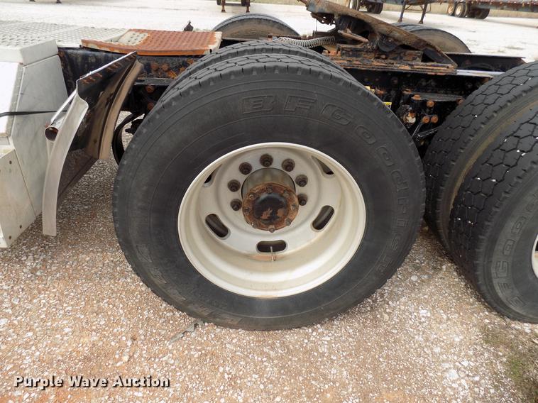 image for item DF4422 2009 Kenworth T800 semi truck