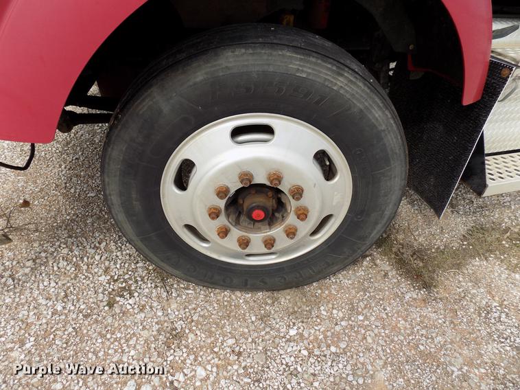 image for item DF4422 2009 Kenworth T800 semi truck