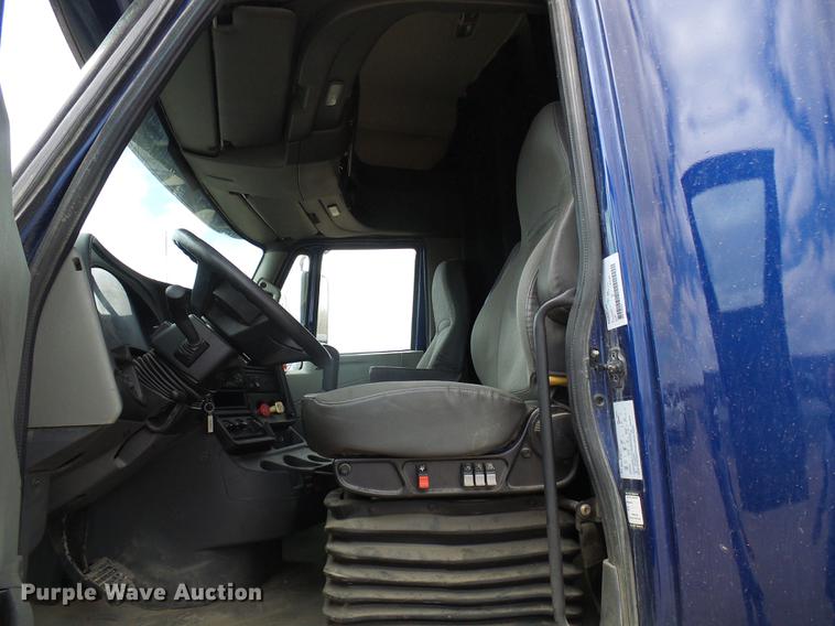 image for item DF7202 2013 International ProStar semi truck