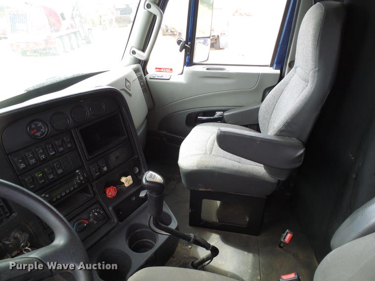 image for item DF7202 2013 International ProStar semi truck