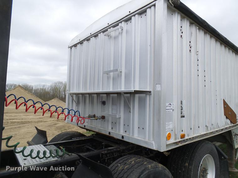 image for item DF7205 1985 Wilson AGH-700 double hopper bottom grain trailer