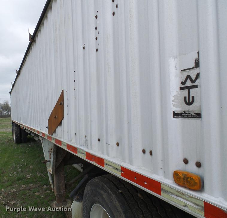 image for item DF7205 1985 Wilson AGH-700 double hopper bottom grain trailer
