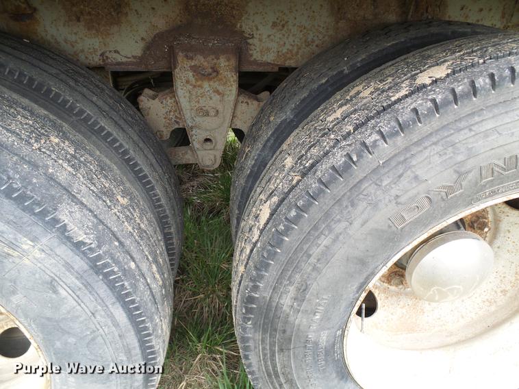 image for item DF7205 1985 Wilson AGH-700 double hopper bottom grain trailer