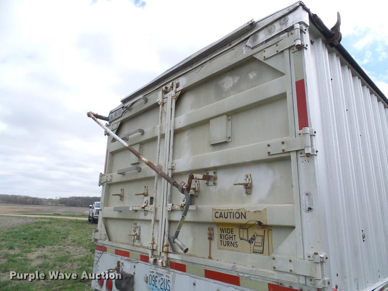 image for item DF7205 1985 Wilson AGH-700 double hopper bottom grain trailer