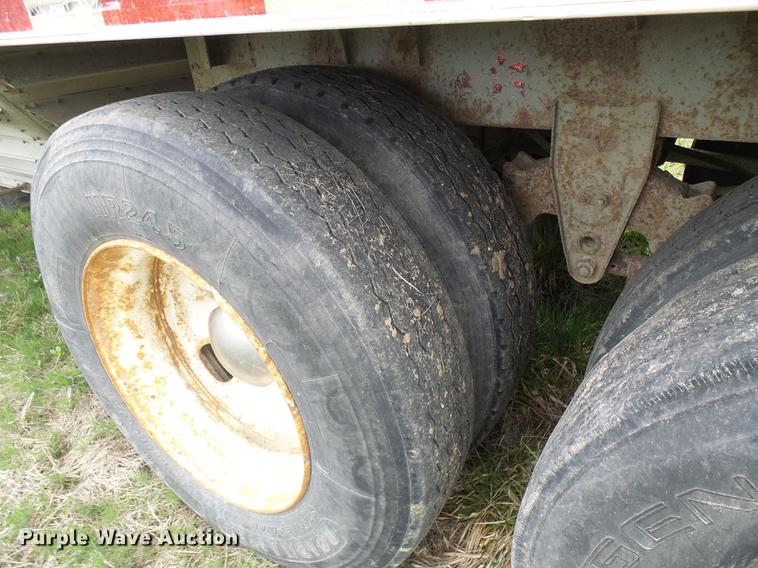 image for item DF7205 1985 Wilson AGH-700 double hopper bottom grain trailer