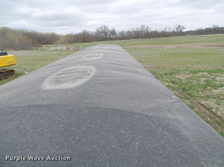 image for item DF7205 1985 Wilson AGH-700 double hopper bottom grain trailer