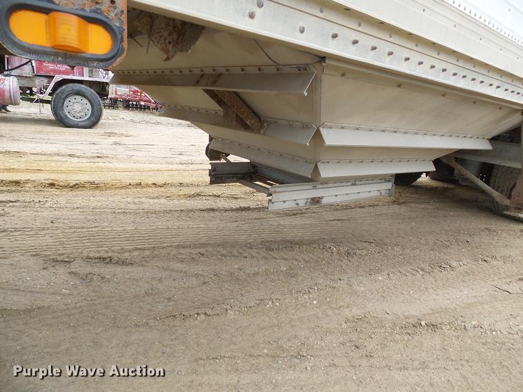 image for item DF7206 1990 Wilson DWH-200 double hopper bottom grain trailer