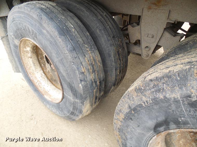 image for item DF7206 1990 Wilson DWH-200 double hopper bottom grain trailer