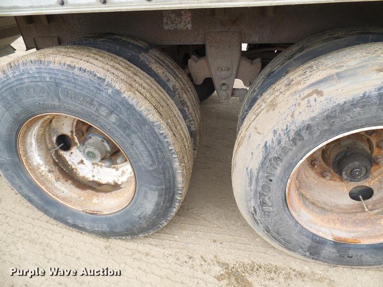 image for item DF7206 1990 Wilson DWH-200 double hopper bottom grain trailer