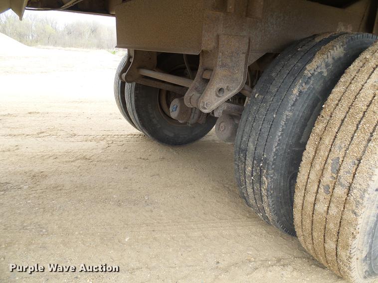 image for item DF7206 1990 Wilson DWH-200 double hopper bottom grain trailer