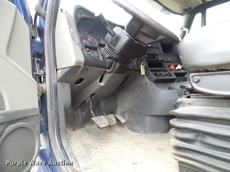 image for item DF7207 2013 International ProStar semi truck