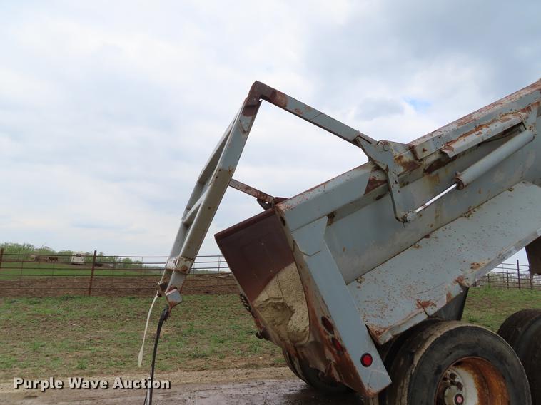 image for item DF7826 2000 CPS end dump trailer