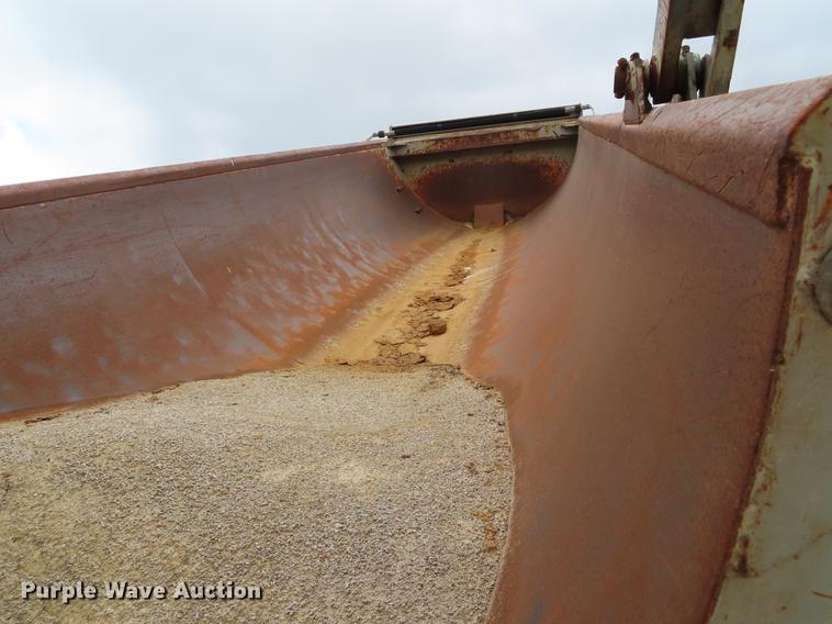 image for item DF7826 2000 CPS end dump trailer