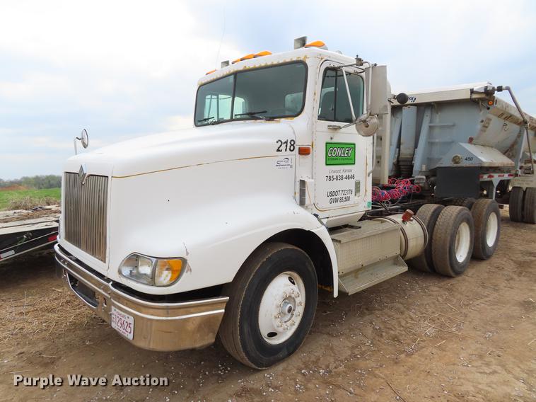 image for item DF7827 1999 International 9200 semi truck