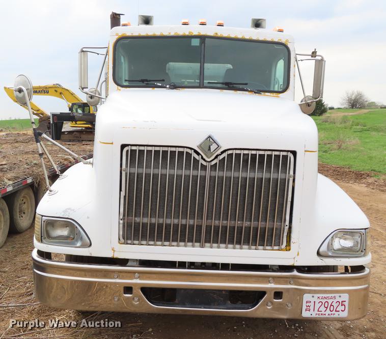 image for item DF7827 1999 International 9200 semi truck