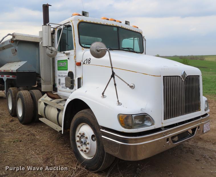 image for item DF7827 1999 International 9200 semi truck