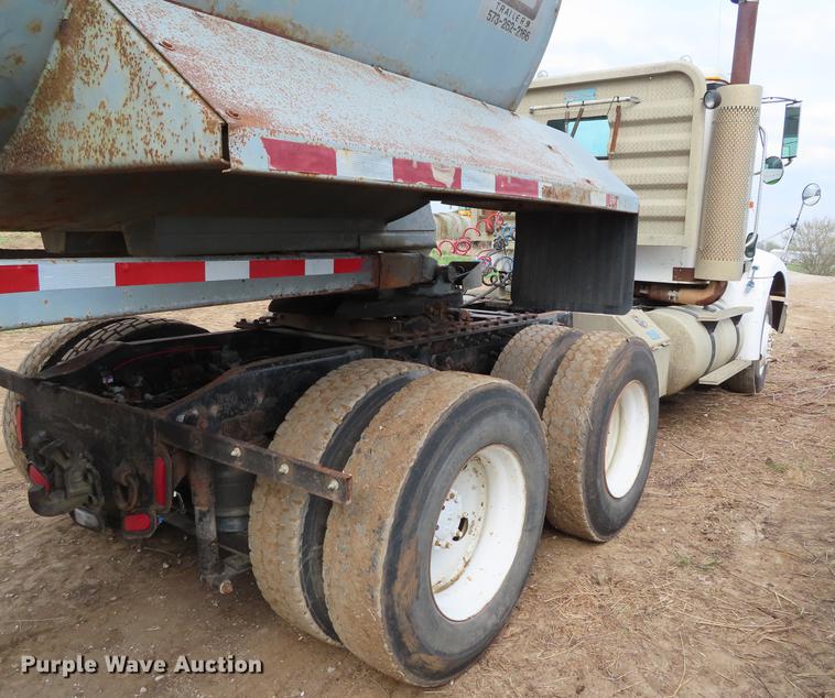 image for item DF7827 1999 International 9200 semi truck