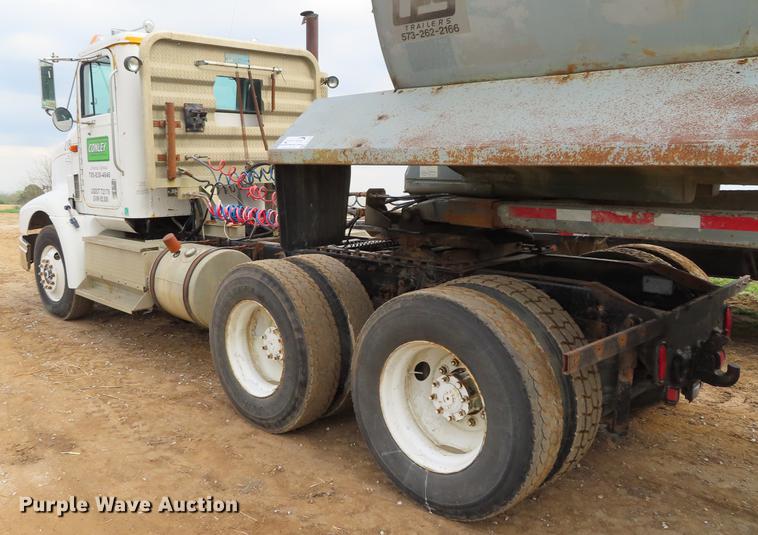 image for item DF7827 1999 International 9200 semi truck