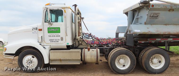 image for item DF7827 1999 International 9200 semi truck