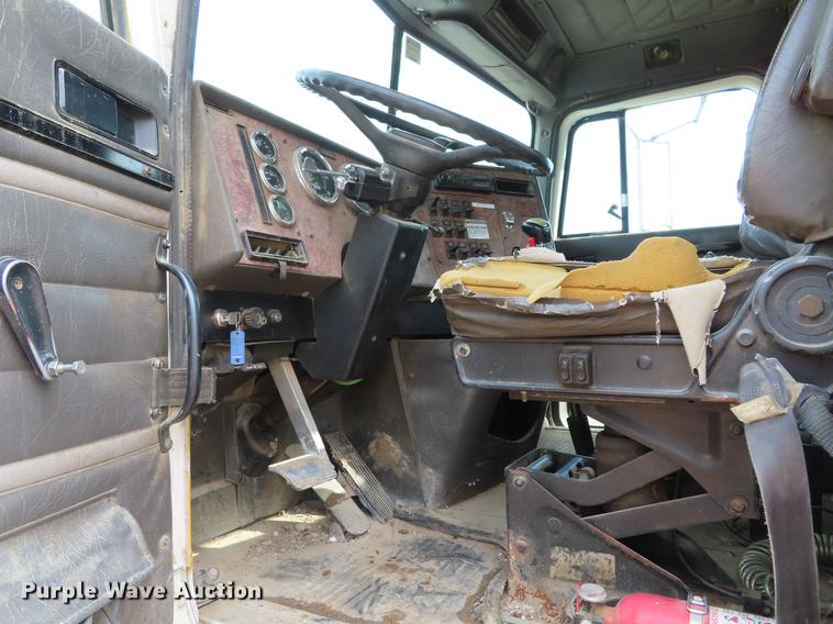 image for item DF7827 1999 International 9200 semi truck