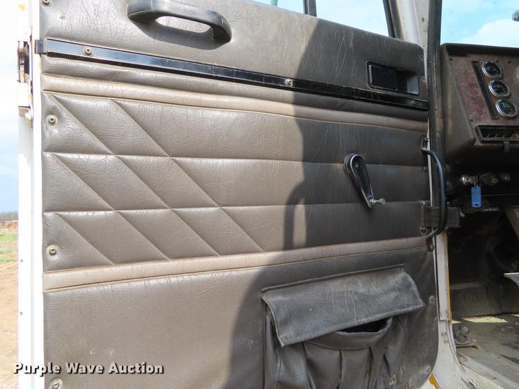 image for item DF7827 1999 International 9200 semi truck