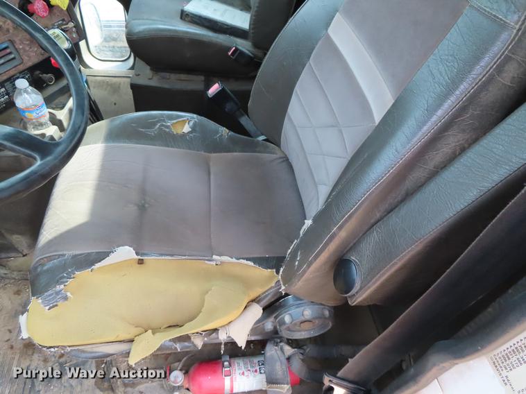 image for item DF7827 1999 International 9200 semi truck