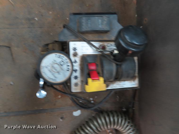 image for item DF7827 1999 International 9200 semi truck