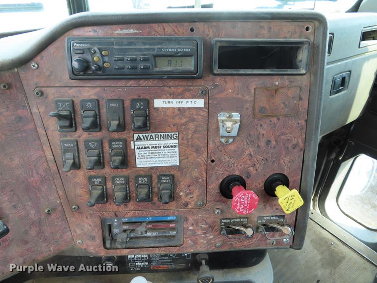 image for item DF7827 1999 International 9200 semi truck