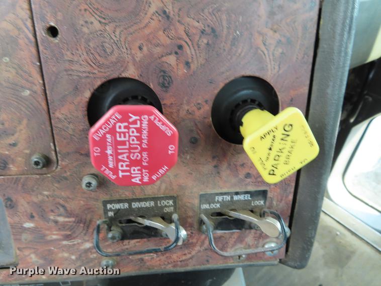 image for item DF7827 1999 International 9200 semi truck