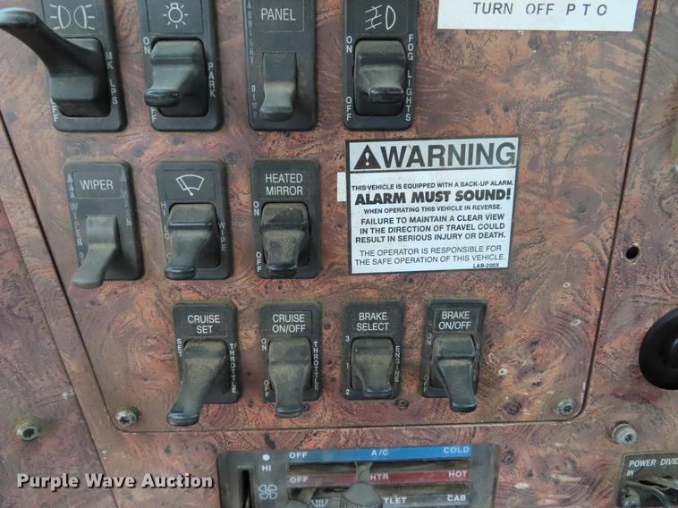 image for item DF7827 1999 International 9200 semi truck