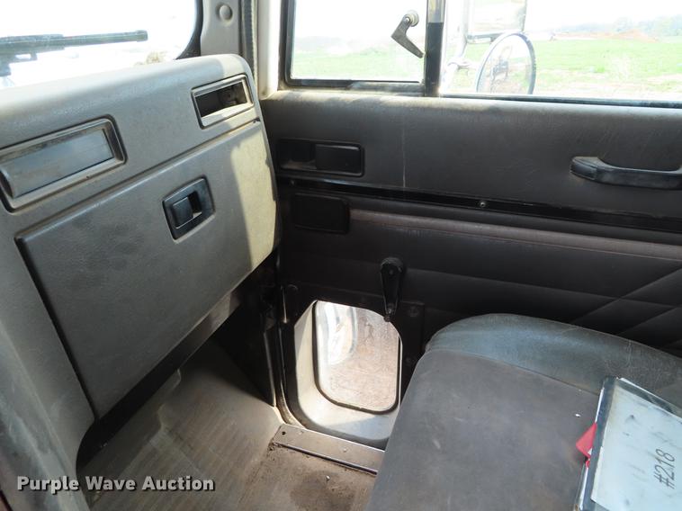 image for item DF7827 1999 International 9200 semi truck