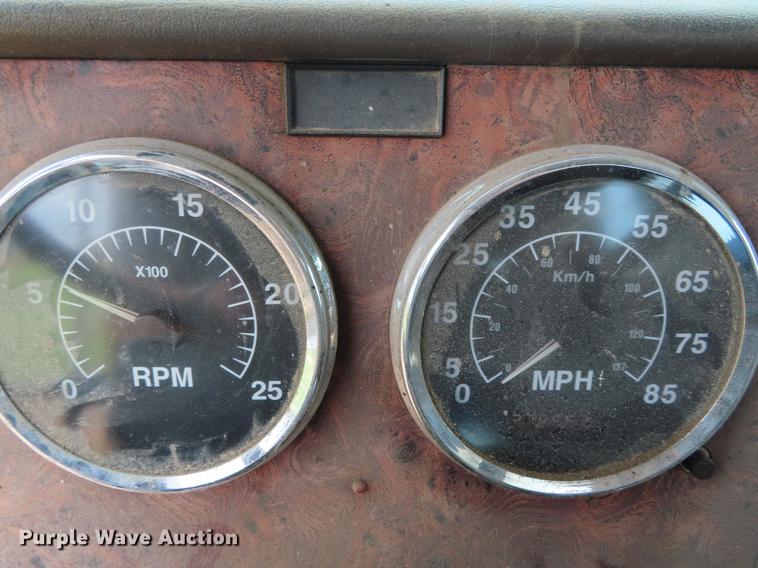 image for item DF7827 1999 International 9200 semi truck